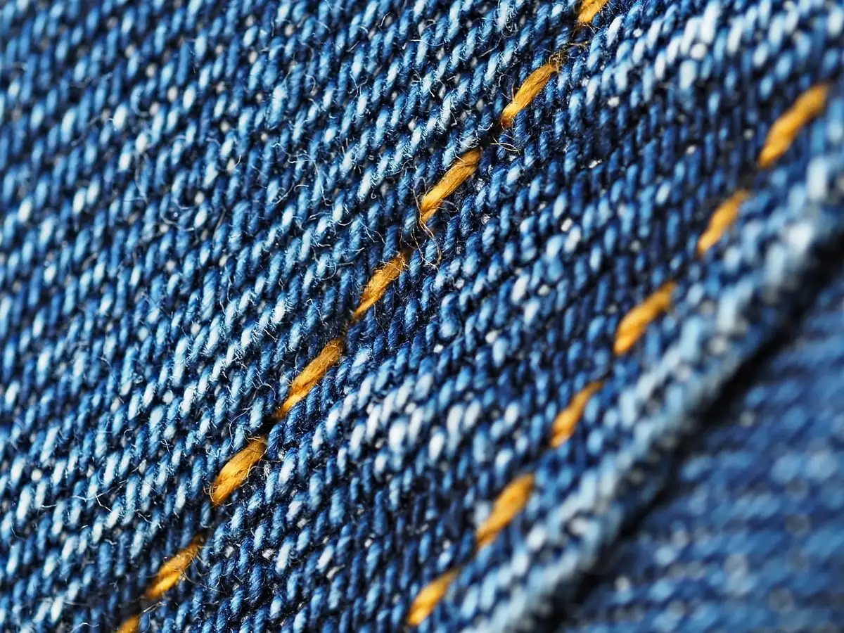 Détails de textures : maille duveteuse à côté d'une toile rigide et d'un tissu soyeux