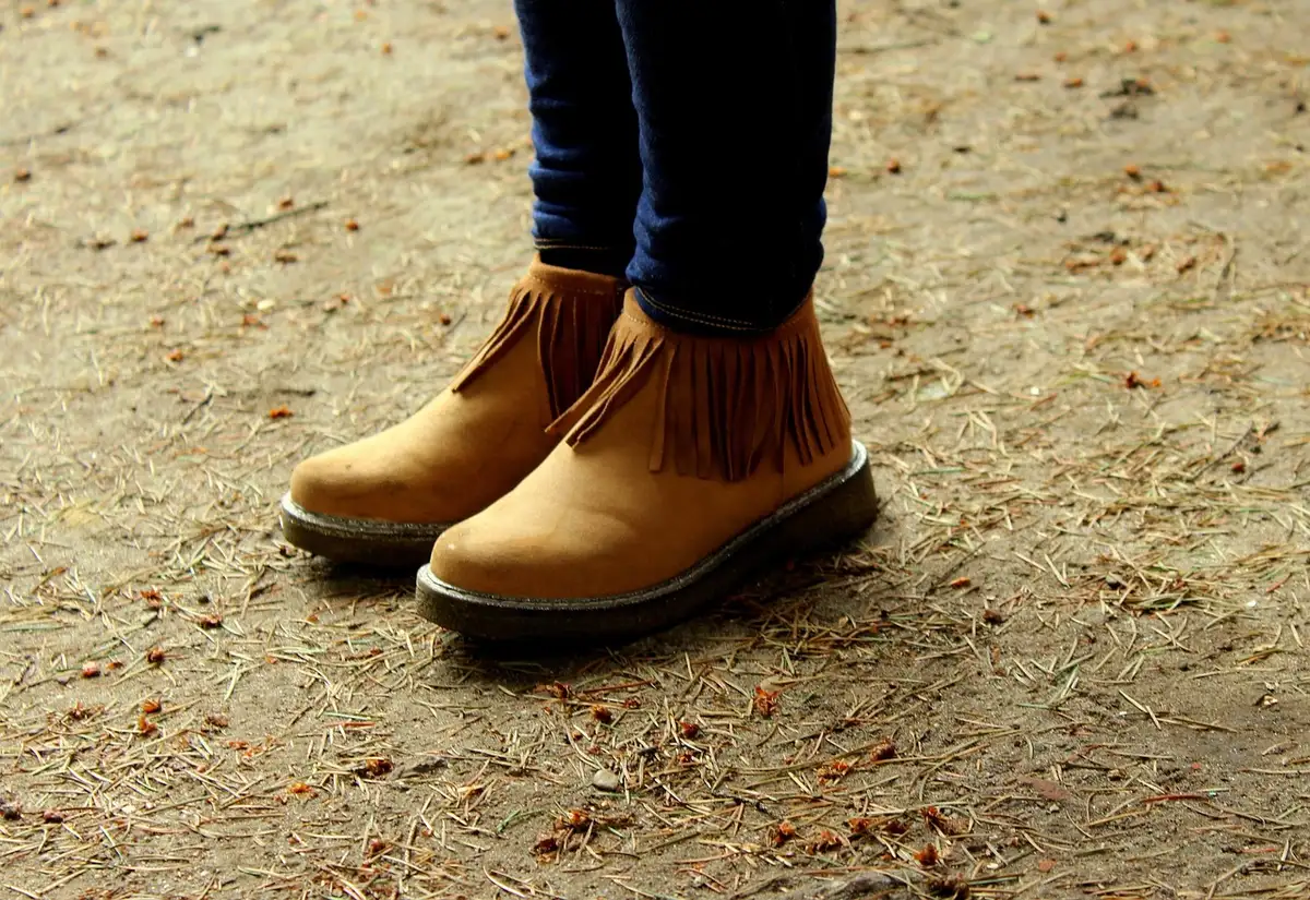 Bottines marron portées avec une robe à carreaux en extérieur