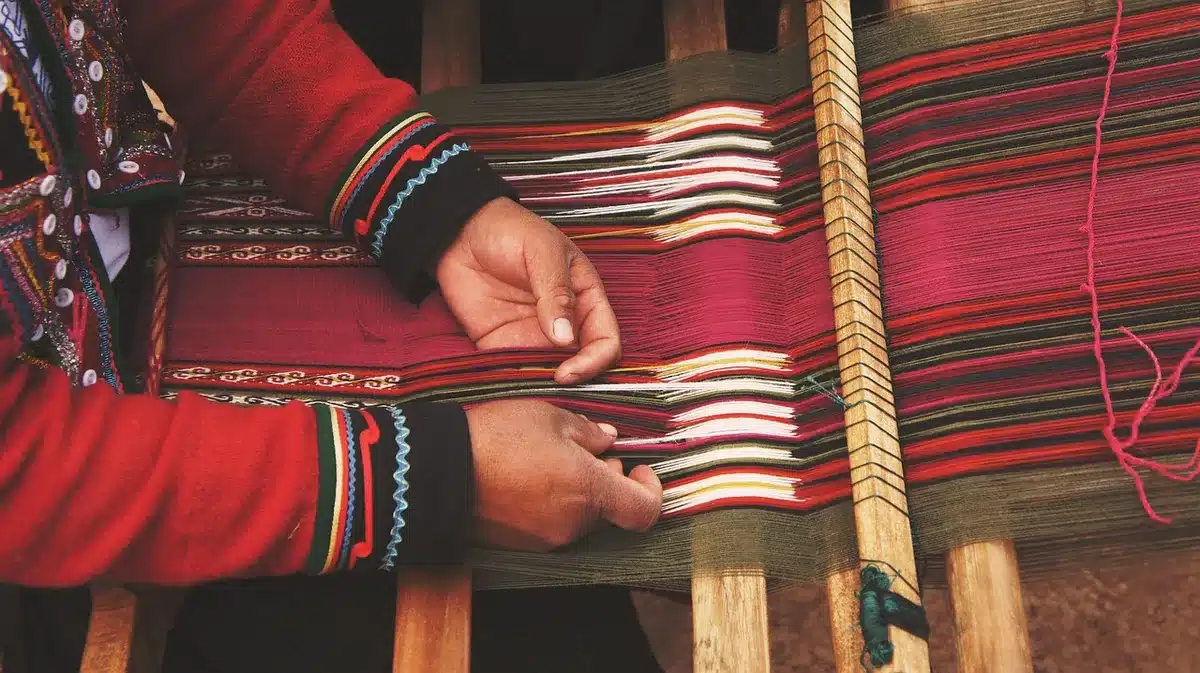 Tissu qui plaque et plis inesthétiques sur vêtement porté