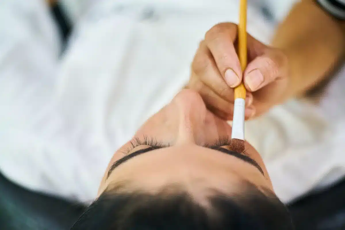 Préparation de la peau avant l'application d'un autobronzant : exfoliation légère et hydratation