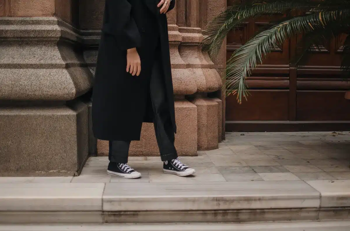 Plusieurs coupes de pantalons exposées : droit, ballon et cropped