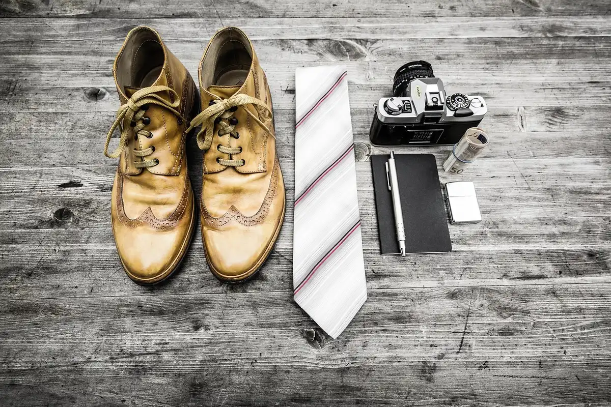 Pantalon assorti à derbies et bottines montrant différentes associations de chaussures