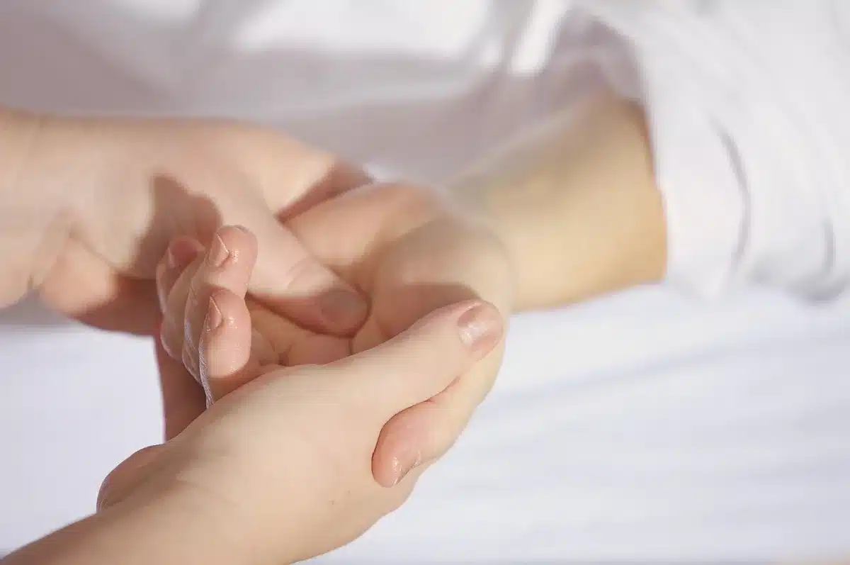 Application douce d'huile sur le visage avec massage léger pour stimuler la circulation.