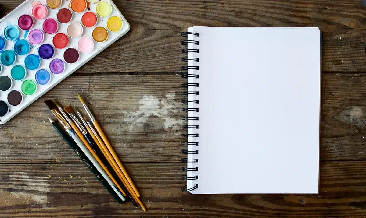 Objets vintage et carnets disposés sur une table, inspiration bohème