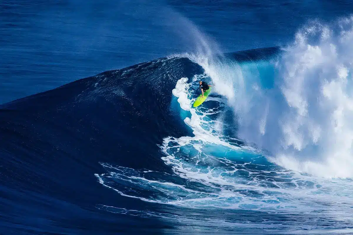 Surfeurs et vagues sur une plage de Bali