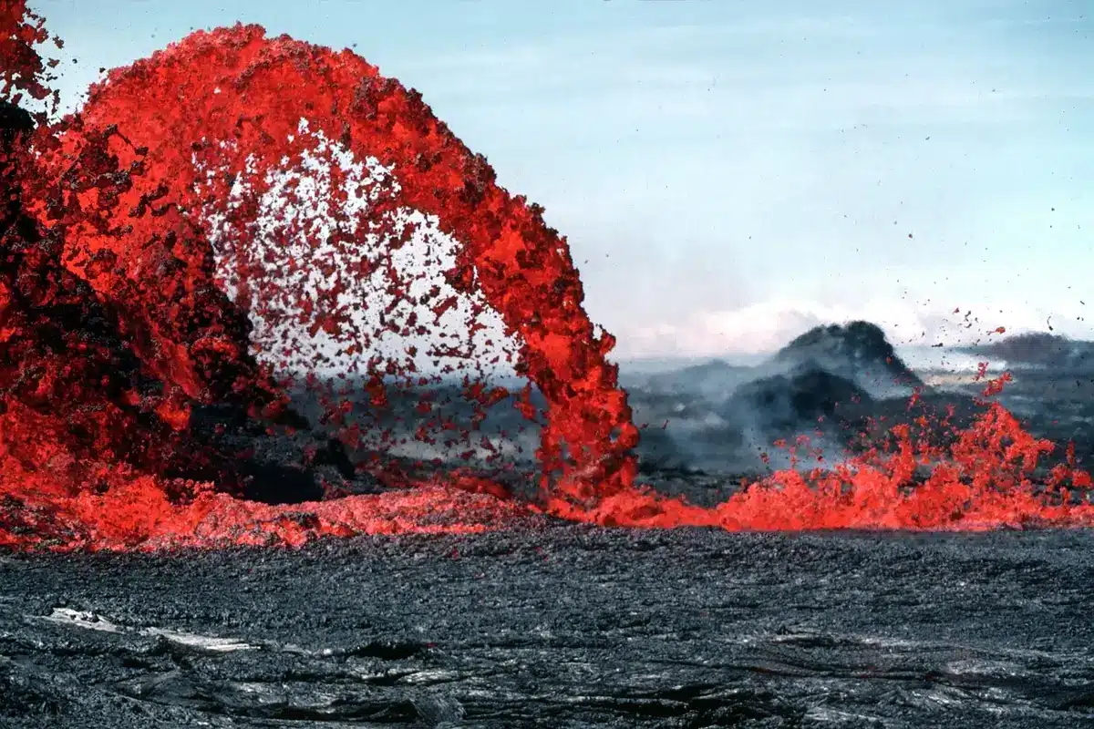 Vague droite se formant sur un point break volcanique