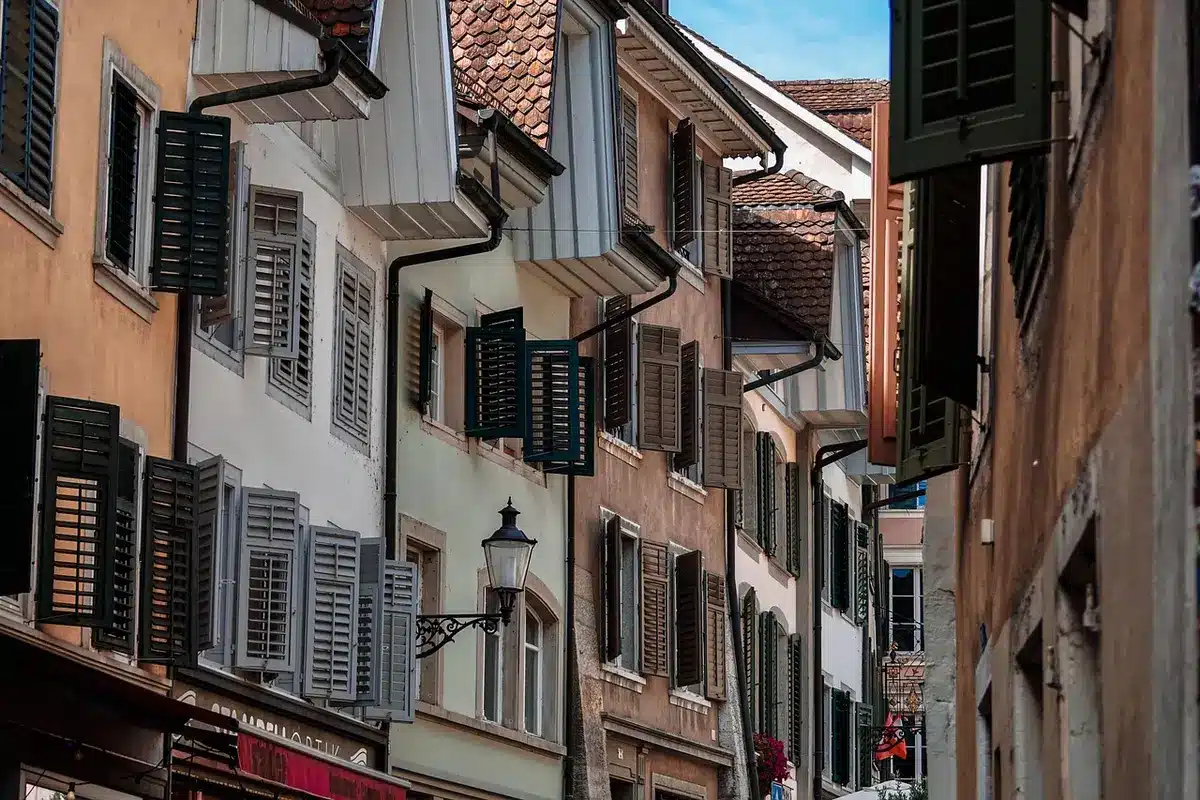 La jetée de Brighton et une ruelle animée avec boutiques indépendantes
