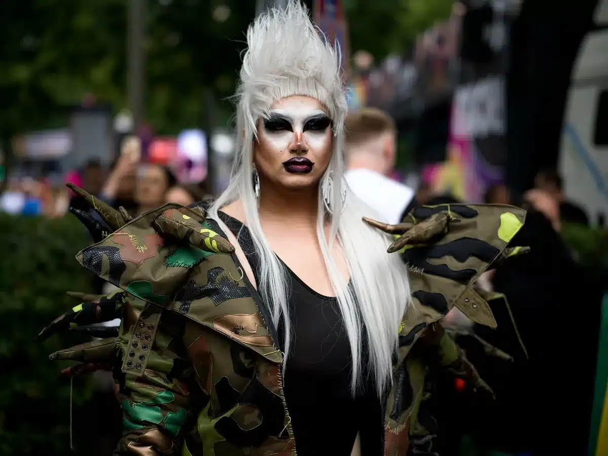 Foule colorée lors d'une parade Pride à Brighton célébrant la diversité