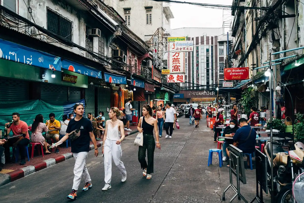 Étals de street-food bondés avec plats vietnamiens sur des stands