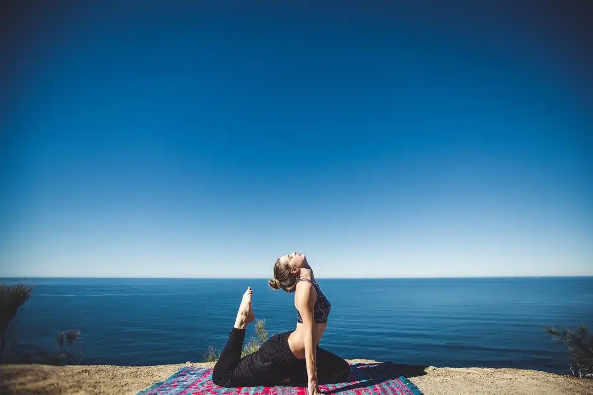 Femme pratiquant une activité physique douce pour soulager les symptômes physiques de la préménopause.