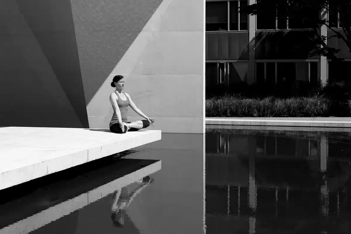 Femme en position de relaxation, pratiquant des exercices de respiration pour gérer les perturbations émotionnelles.