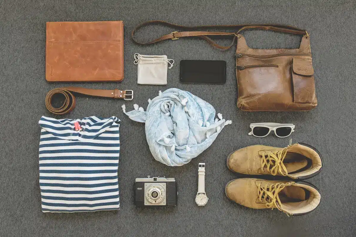 Femme portant un blazer oversize sur une robe légère, accessoirisée d'un foulard coloré en superposition printanière.