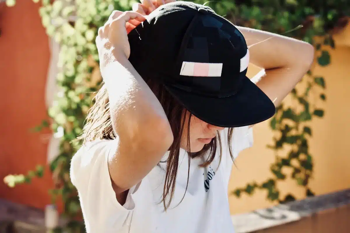 Personne portant un chapeau à large bord pour se protéger du soleil