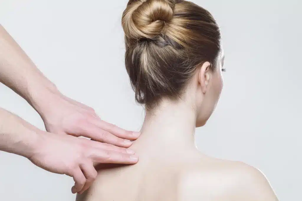 Personne appliquant délicatement un soin apaisant sur une peau rougie du visage