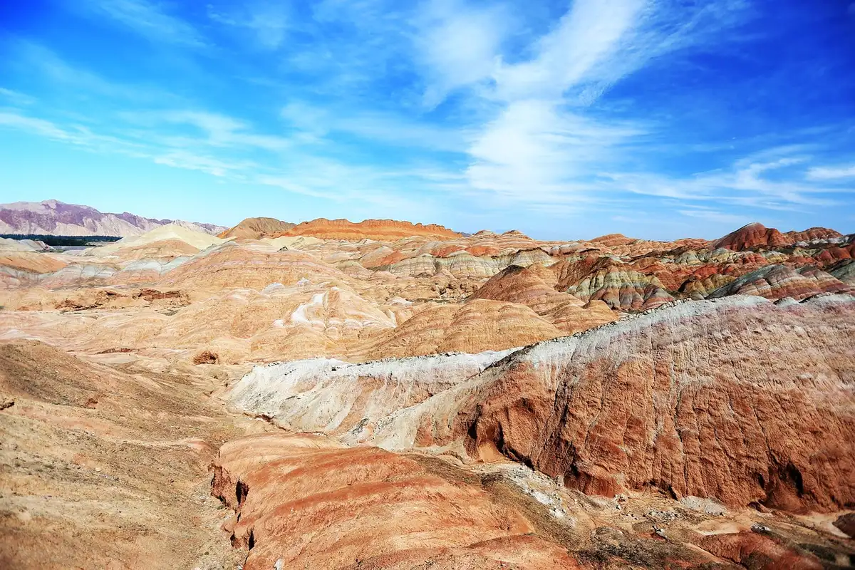 Strates multicolores des montagnes de Zhangye Danxia sous la lumière du jour