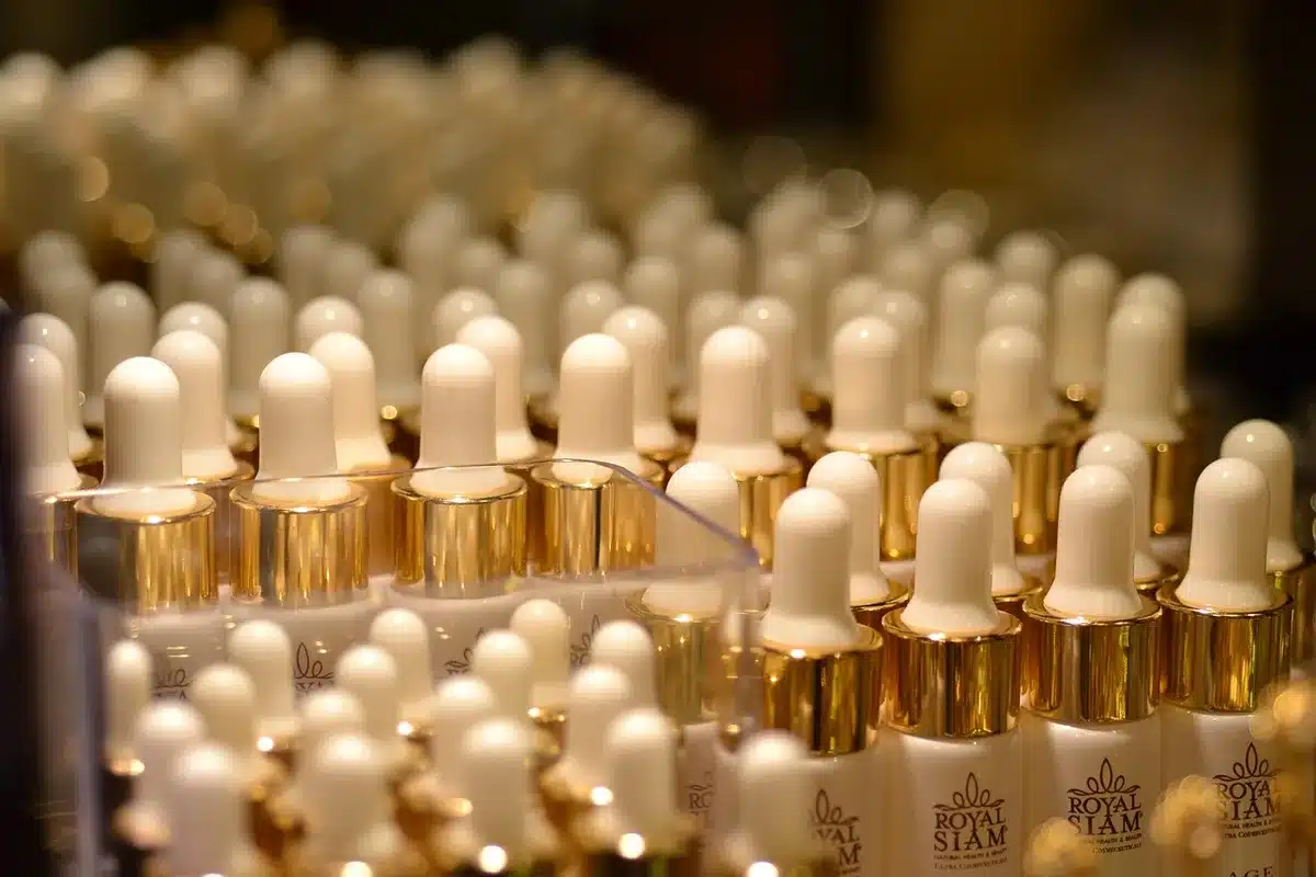 Liste d'ingrédients et étiquette d'un produit cosmétique sur une table