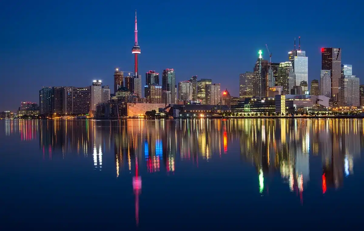 Vue de la silhouette de Toronto avec la Tour CN et les espaces verts urbains