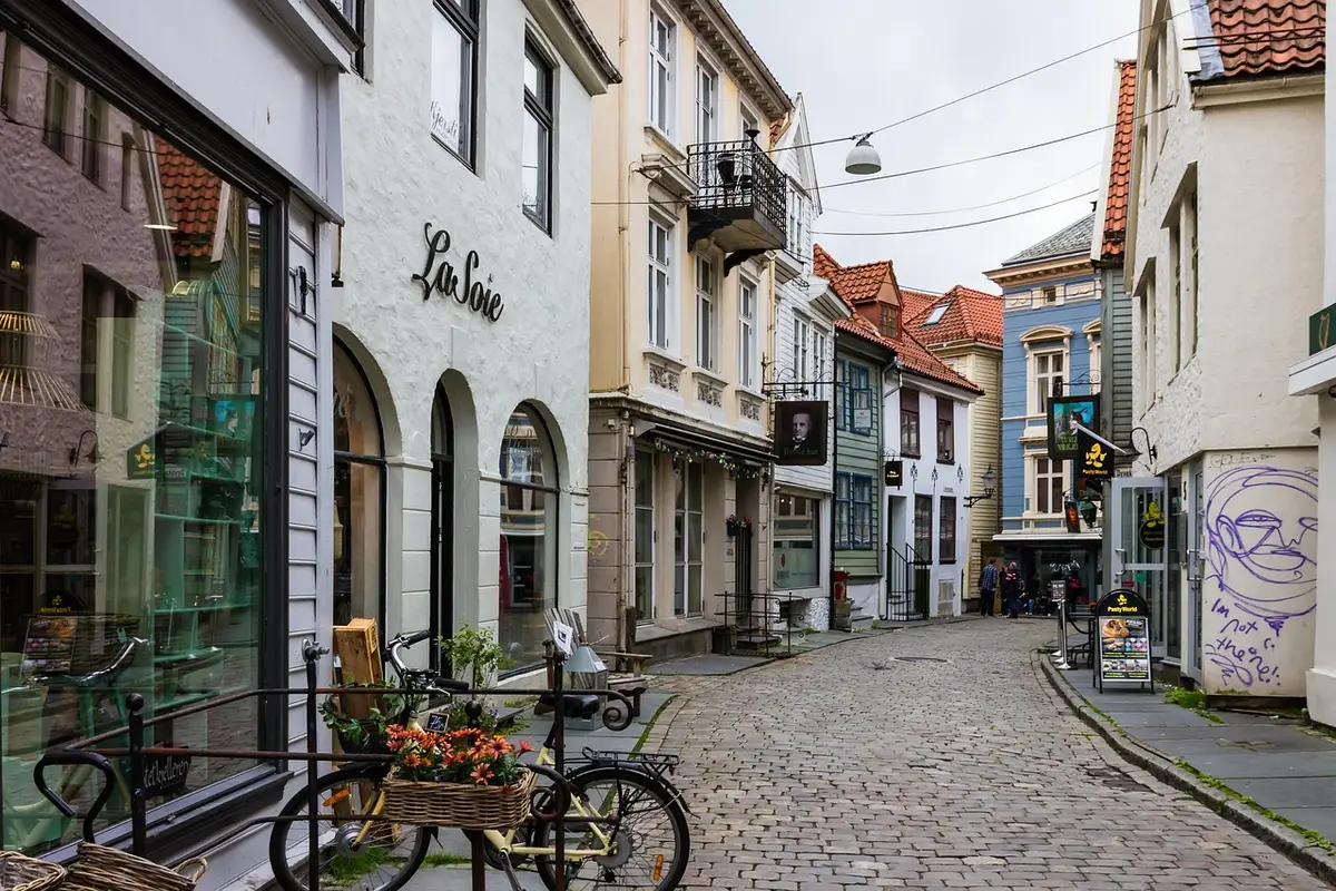Rues pavées du Vieux-Québec avec bâtiments patrimoniaux et fortifications historiques