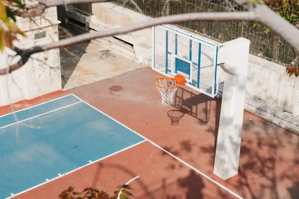 Chemise à carreaux et veste de sport posées sur une table près d'une fenêtre en plein jour
