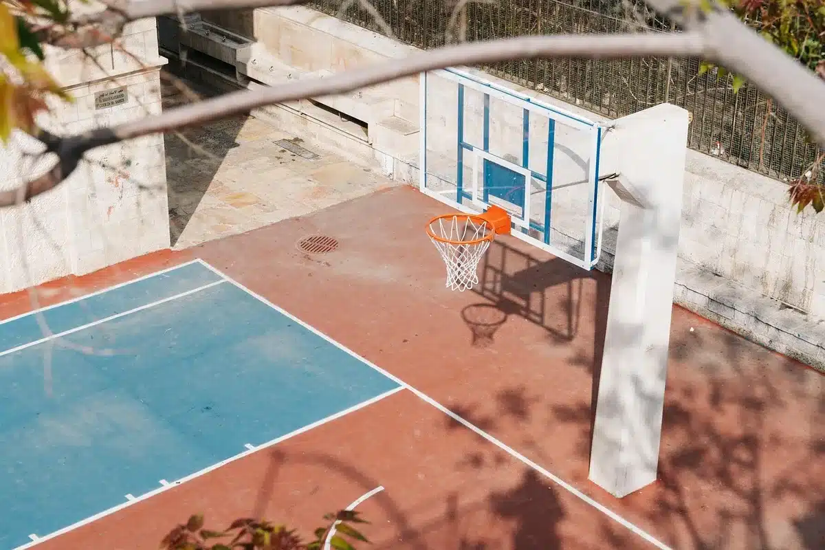 Chemise à carreaux et veste de sport posées sur une table près d'une fenêtre en plein jour