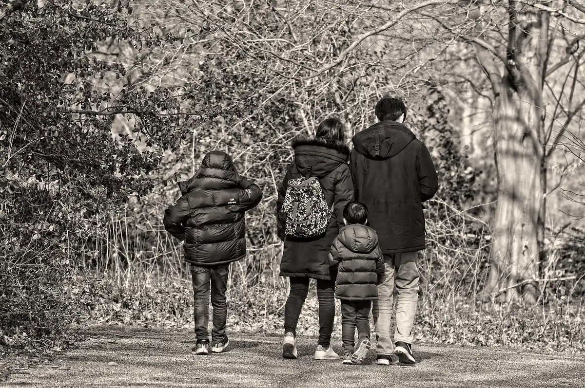 Parent et enfant faisant une promenade à l'extérieur en plein jour