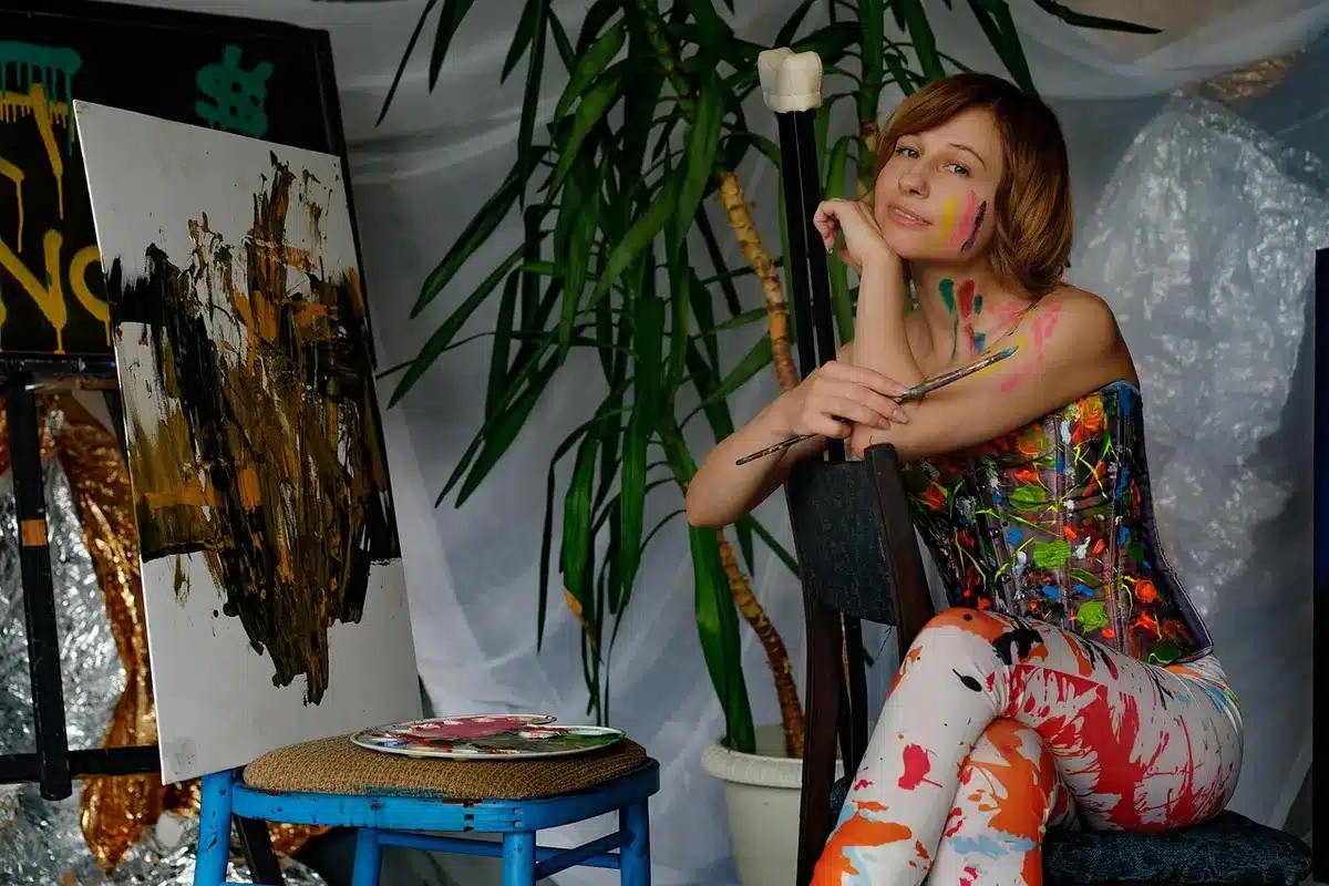Tableau et palette de peinture montrant contrastes de teintes et saturation