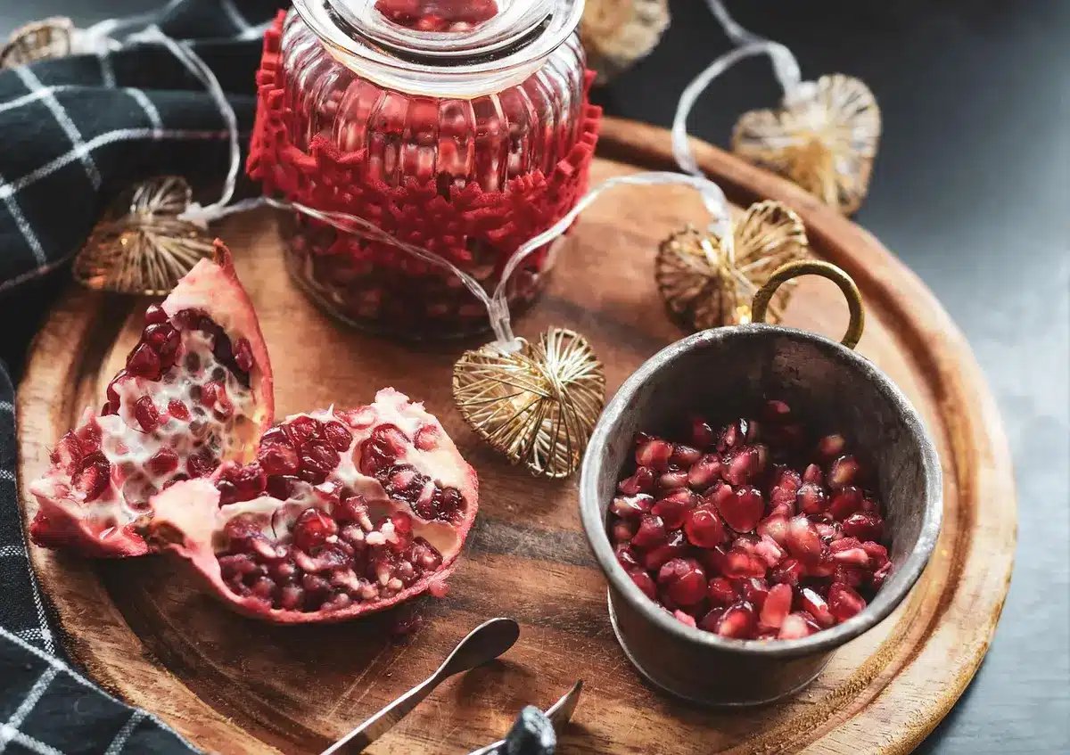 Pot de complément et mains sur une table de cuisine en pleine journée