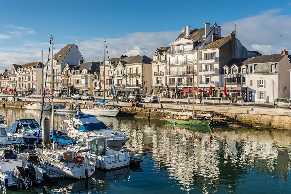 Façade d'un hôtel calme proche de la plage avec végétation