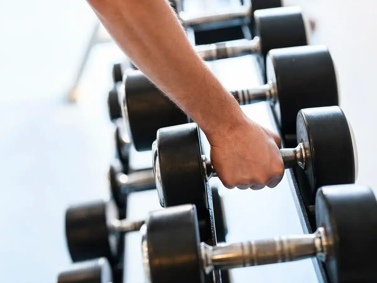 Femme d'âge moyen faisant des exercices de renforcement avec haltères