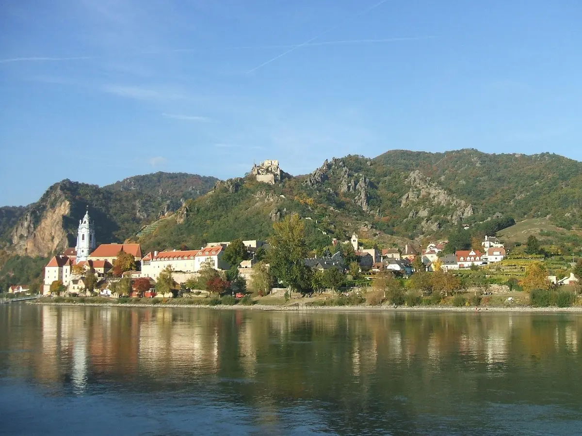Petit village bourguignon, abbaye et vignoble sous un ciel ensoleillé