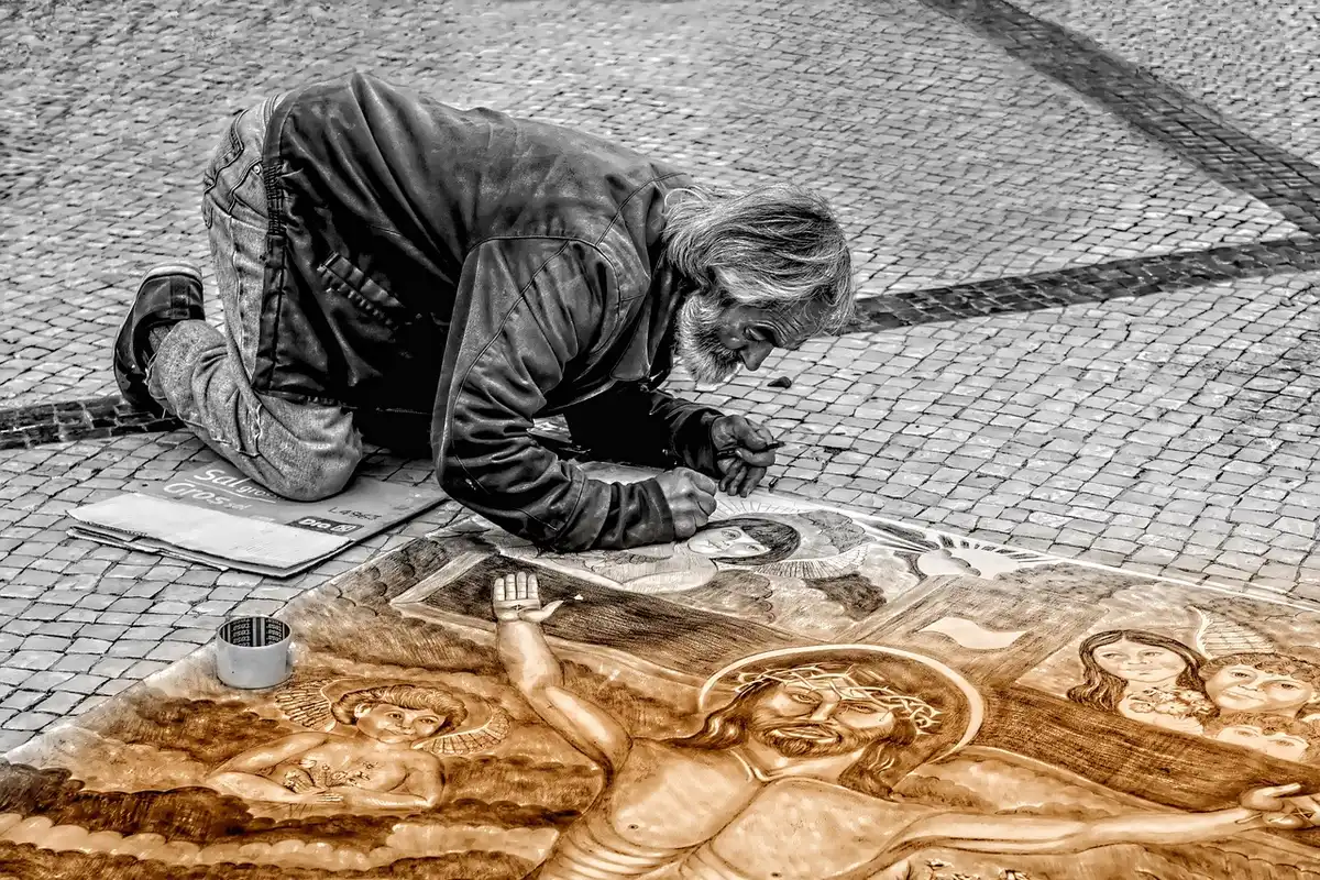 Fresque BD colorée sur façade bruxelloise, en plein jour