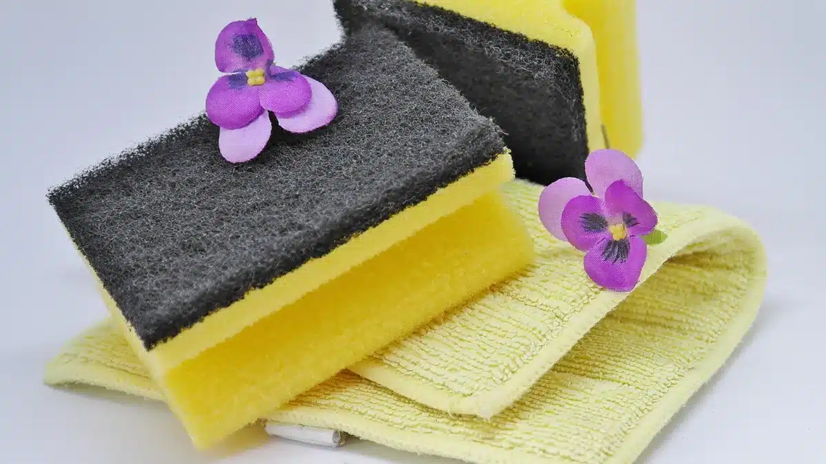 Deux flacons de produits exfoliants, un gommage et un sérum exfoliant, sur une table en journée