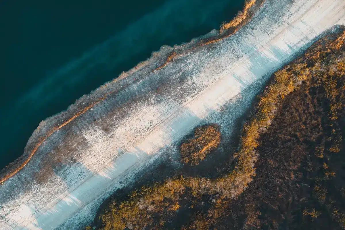 Jardin fleuri sur l'île de Bréhat au microclimat doux
