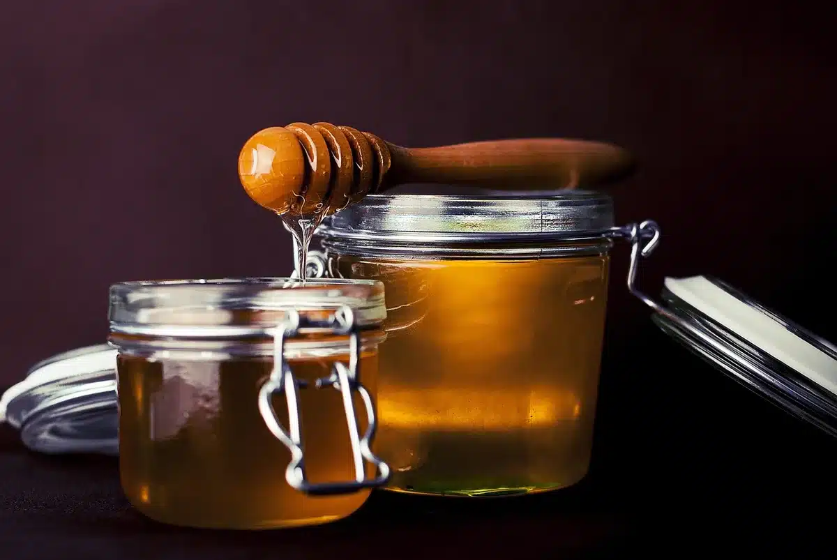 Bocal de macérât de carotte et racines séchées sur une table