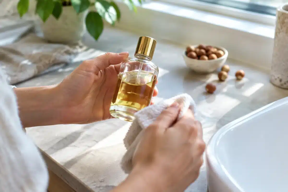 Huile de noisette pour le visage : guide d'utilisation et bienfaits pour peaux mixtes et grasses
