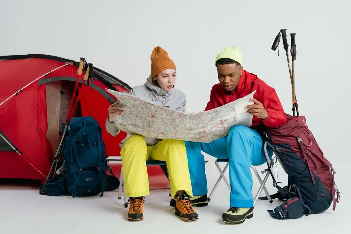Personne avec carte et sac à dos préparant un séjour festivalier