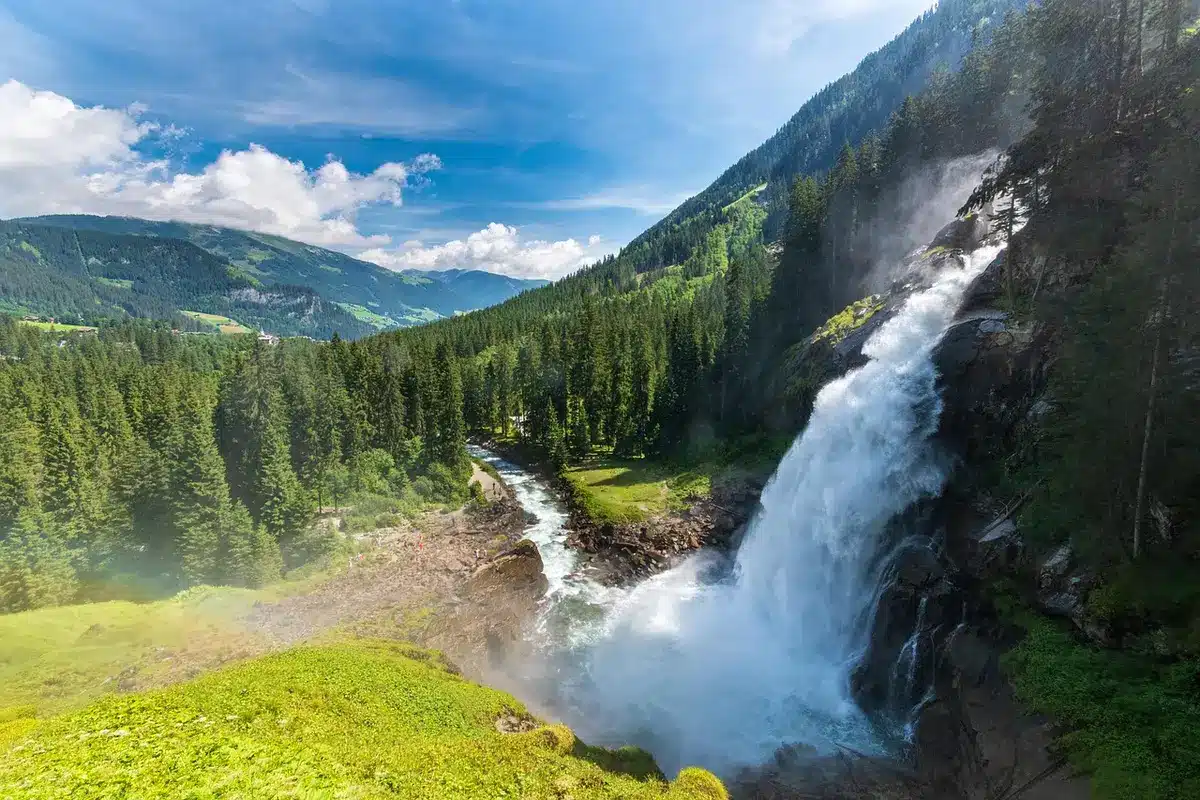Vue d'une station d'épuration près d'une rivière en plein jour