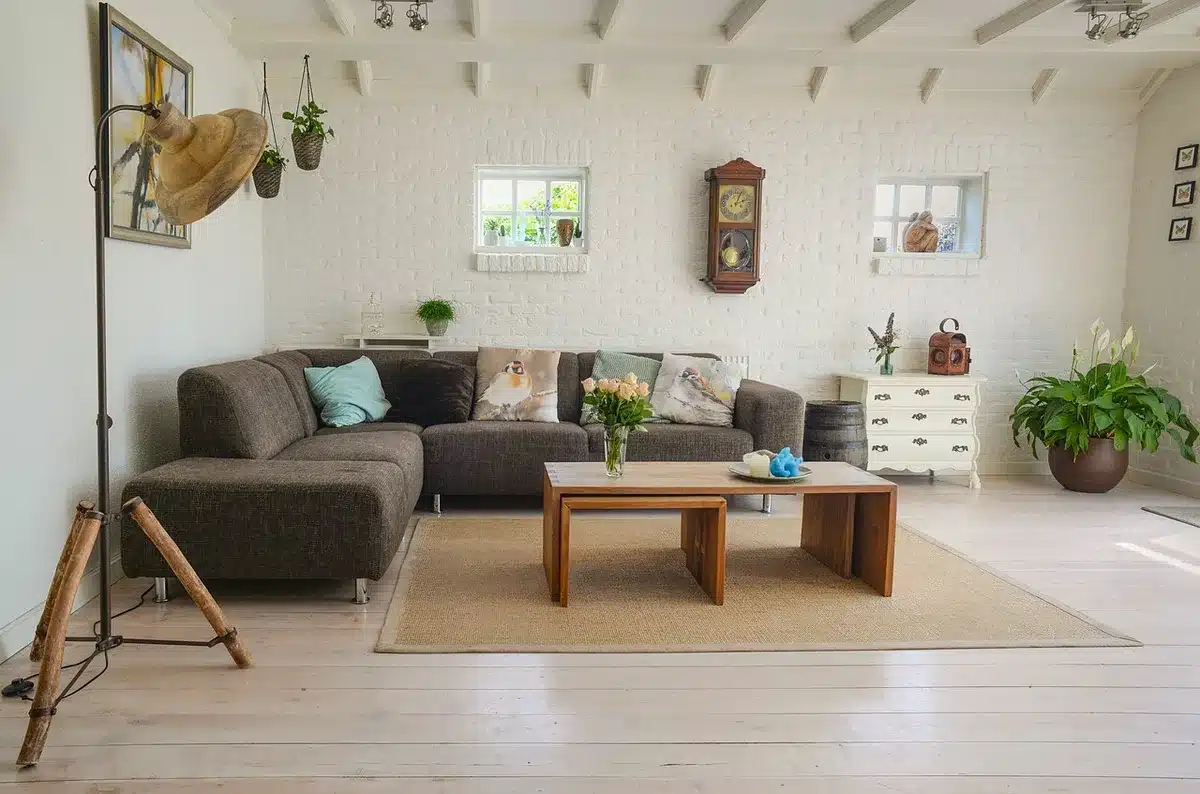 Cabine de soin d'un hôtel‑spa avec table de massage et lumière naturelle