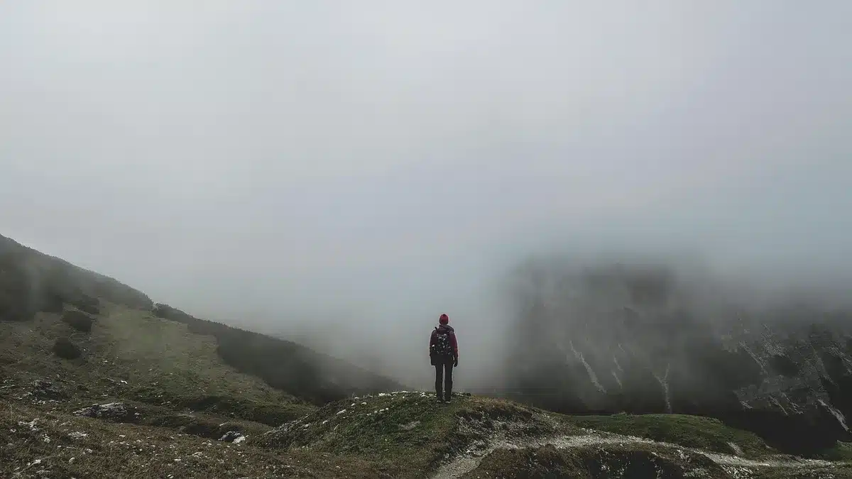Sentier de randonnée en Auvergne avec collines volcaniques au soleil