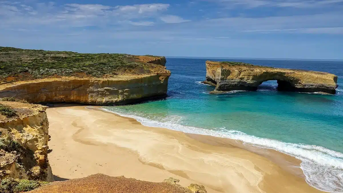 Falaises et route côtière de la Great Ocean Road sous le soleil
