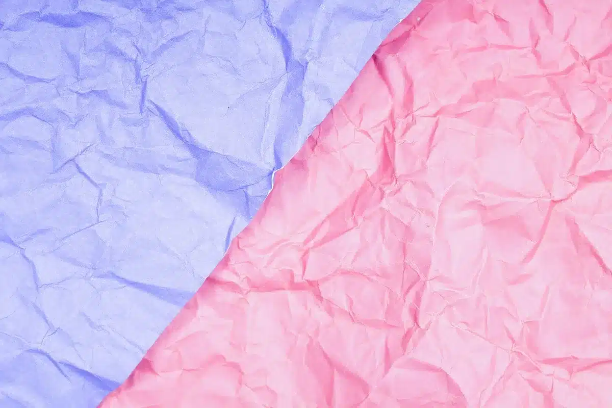 Gros plan sur le tissu usé et la patine d'une pièce vintage