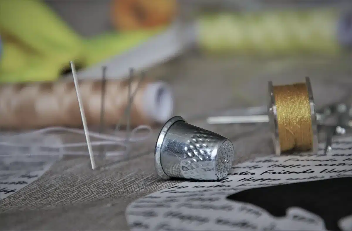Détails de couture, boutons et doublure d'un vêtement ancien