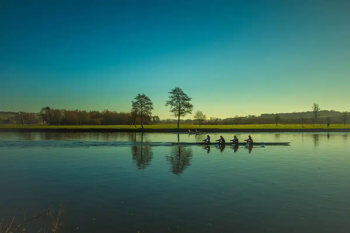 Kayakistes descendant une rivière calme en plein jour