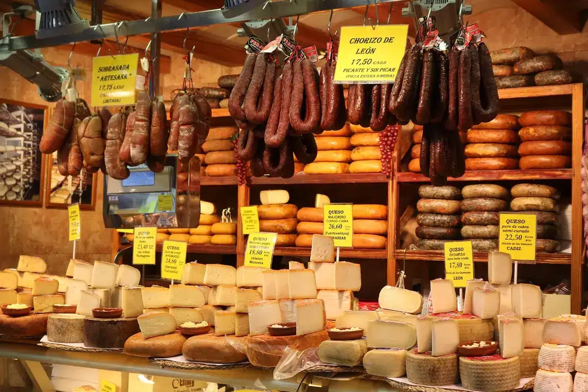Étal de marché avec fromages et produits locaux au marché de Rennes
